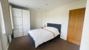 Hana Holiday Home -Large property 5 Bedroom En-Suite Home - Room Booking only