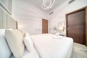 Luxurious 4-Bedroom Villa with Assistant Room and Private Pool in Al Dana Island, Fujairah by Deluxe Holiday Homes