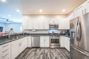 Grass Lake 8BR Retreat w Games & Fire Pit