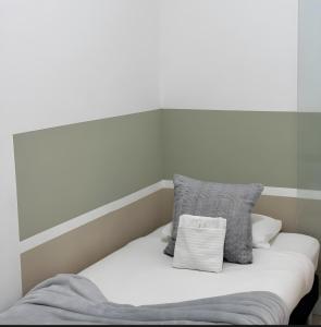 MBZ - Small Pretty Room