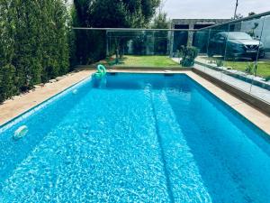 Belle villa spacieuse et calme avec piscine à 7min de la plage en voiture