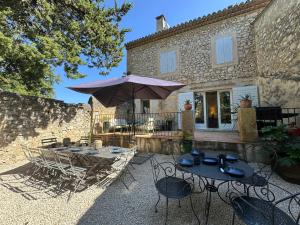 Villa des Cyprès - Charmante maison provençale - Jardin et piscine privés au cœur d un Domaine Viticole Château de Barbebelle Rognes - 10 personnes - Proche dAix-en Provence