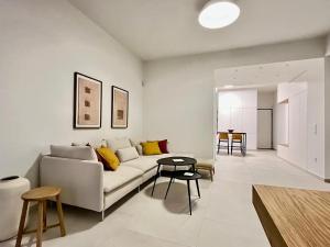 New 1BR Apt modern and light