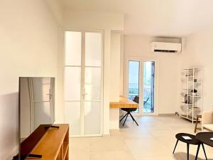 New 1BR Apt modern and light