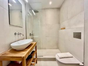 New 1BR Apt modern and light