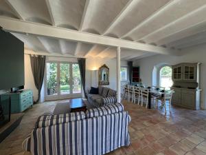 Villa des Cyprès - Charmante maison provençale - Jardin et piscine privés au cœur d un Domaine Viticole Château de Barbebelle Rognes - 10 personnes - Proche dAix-en Provence