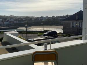 Appartement au face port avec grande terrasse