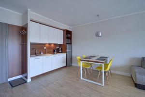 Comfy Sun Seasons 24 Apartment in Pogorzelica With Beach Access by Noclegi Renters