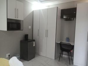 12 Dolfyn Nqabanqaba