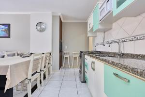 1138 Lindo apto 2 dormitórios Bombinhas Centro 50 m da Avenida e Praia