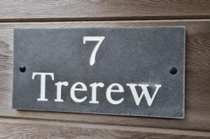 Towan Valley, Porthtowan - Coastal 3 Bedroom Eco-Home with Hot Tub