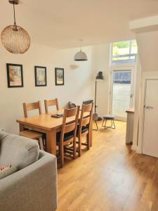 Towan Valley, Porthtowan - Coastal 3 Bedroom Eco-Home with Hot Tub