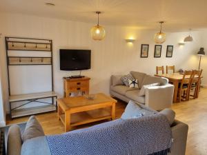 Towan Valley, Porthtowan - Coastal 3 Bedroom Eco-Home with Hot Tub