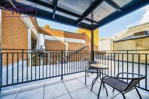 Brand New Town Center, Free Fast WiFi, Balcony By Redwood Stays