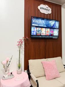 Roomies Spacious Fully Furnished Condo with Balcony and Netflix for 4pax