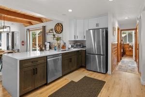 Navigate Stays 5BR Group Lodge Near Mountain & Fun