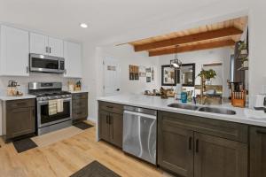 Navigate Stays 5BR Group Lodge Near Mountain & Fun