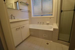 3 Bed Townhouse with Games Room, 5 min walk to the beach