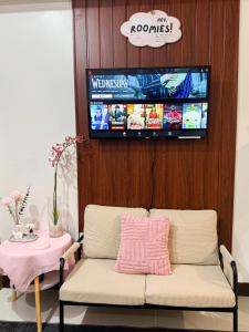 Roomies Spacious Fully Furnished Condo with Balcony and Netflix for 4pax