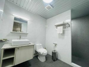 Sheryll Escapes - La Grande Phase 2-514, 1 bedroom with balcony, Netflix & WiFi