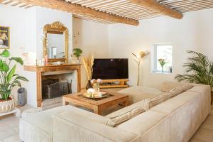 Charming House At The Foot Of Luberon In Maubec