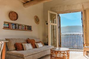 Hilltop House With Luberon Views In Ménerbes
