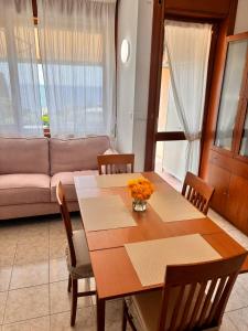 Bilocale vista mare con giardino privato e piscina