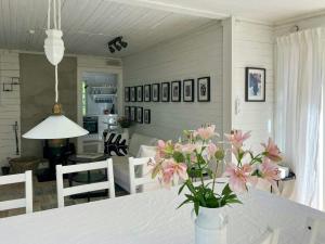 Traditional Cottage Near Linnés Råshult