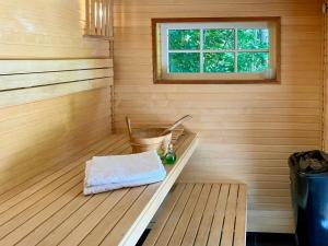 Traditional Cottage Near Linnés Råshult