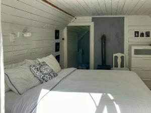 Traditional Cottage Near Linnés Råshult