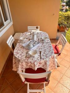 Bilocale vista mare con giardino privato e piscina