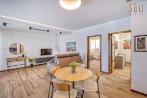 Lovely sideview 3BR home next to promenade with WIFI by 360 Estates