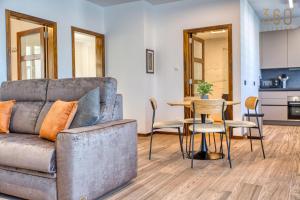 Lovely sideview 3BR home next to promenade with WIFI by 360 Estates