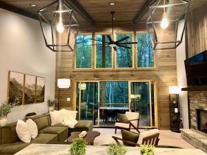 Lux Blue Ridge Cabin, Hot tub, Swing, PingPong!