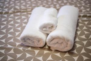 Luxurious Apartment with pool near airport