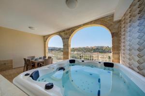 Oakville, Valley Views, Private Heated Jacuzzi by Haven & Keys Malta
