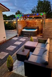 Wellness bungalow with jacuzzi &sauna&private garden near Amsterdam