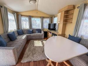 Great 8 Berth Caravan With Decking Area, Near To Caister Beach Ref 65054Eb