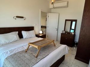 Cozy 1-Bedroom Chalet with Sea View