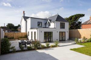 Modern 5-Bedroom Retreat Nr Coast