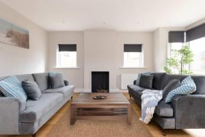 Modern 5-Bedroom Retreat Nr Coast