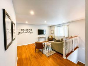 Sparkling Saratoga 3BR home near Track and SPAC Dogs