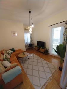 Jungle Lodge Athens at metro