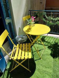 Jungle Lodge Athens at metro