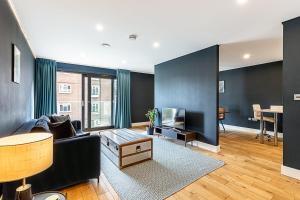 Stylish 3-Bed Flat with Balconies in Kings Cross