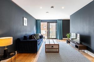 Stylish 3-Bed Flat with Balconies in Kings Cross