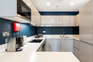 Stylish 3-Bed Flat with Balconies in Kings Cross