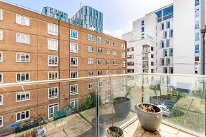 Stylish 3-Bed Flat with Balconies in Kings Cross
