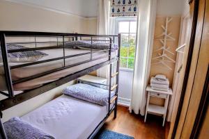 House - Sleeps 8 - Pet friendly - Garden - Parking