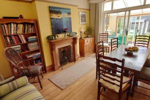 House - Sleeps 8 - Pet friendly - Garden - Parking